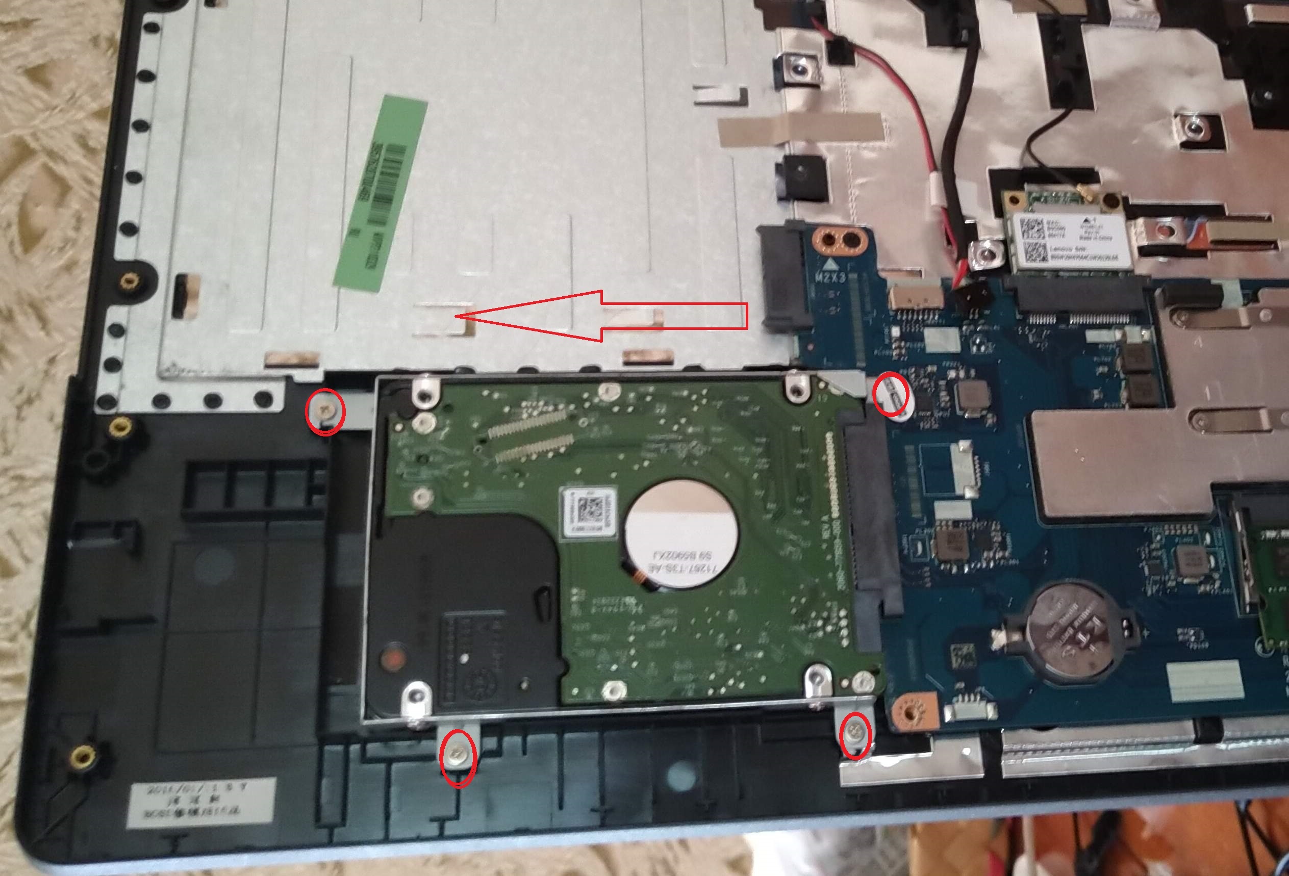 Lenovo Ideapad 100 15iby - стрелкой указано направление сдвига диска для его извлечения при замене на SSD WD