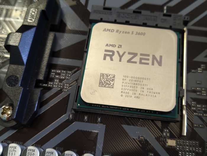 Процессор AMD Ryzen 3600 установлен в сокет. С ножками при установке нужно быть аккуратным.
