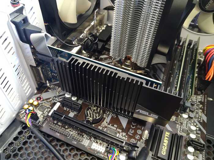 Все та же Asus geForce 710 уже в слоте. В отличии от игровой видеокарты слот она под своим весом не выломает точно. 