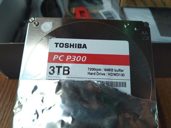 При выборе диска под хранение данных особо не забивали себе голову - все эти диски механические сейчас приблизительно одинаковы по ТТХ - поэтому приобрели для сборки Toshiba PC P300 на 3 тб