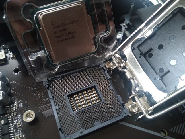Intel 11400 готовится к установке в сокет