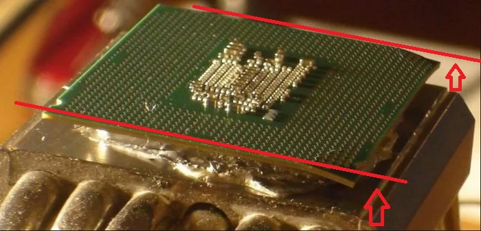 Тут на фото процессор от Intel и видно что у него сломан текстолит подложки. В таком состоянии процессор работать уже не будет.