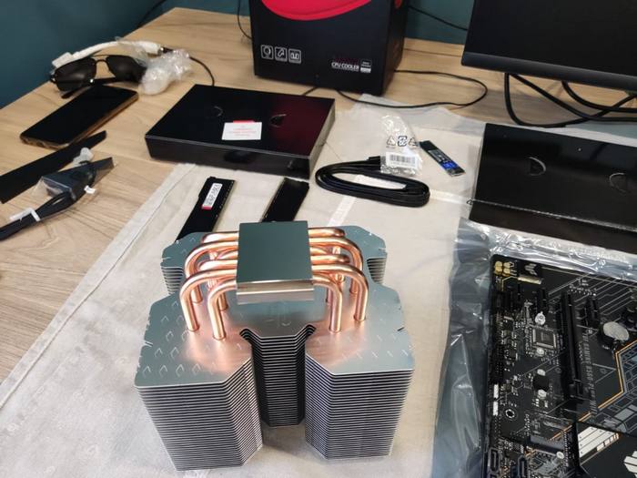 DeepCool RedHat это система охлаждения на 6 тепловых трубок. Мы давненько используем её в наших сборках . Там где нужно осудить пыл горячих процессоров. И она с этим справляется. На фото видно качество изготовления и полировки поверхности примыкания к процессору. 