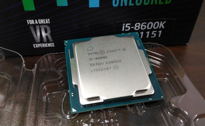 Подготавливаем процессор Intel Core i5 8600k - распаковка