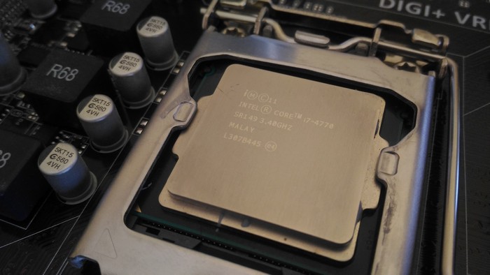 Обслуживание системного блока - замена термопасты на процессоре. На данном фото процессор Intel Core i7 4770 уже очищен от старой термопасты и остается только нанести новую. Все элементы стабилизации питания процессора так же очищены от пыли.