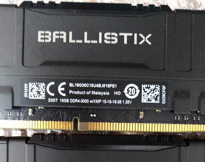Память CRUCIAL Ballistix BL16G30C15U4B DDR4 ёмкостью 16 гб каждый модуль. Она была с профилем на 3000 Мгц