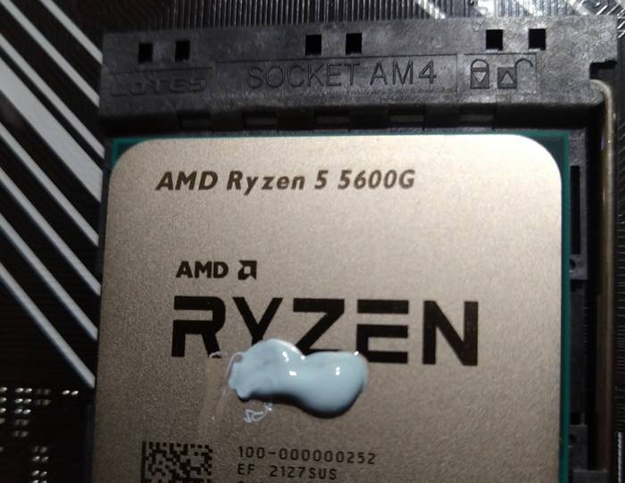 Здесь на фото - как раз установка новенького и шустренького процессора AMD Ryzen 5600g в сборку. До этой установки в сборке стоял процессор существенно проще. Но мы всё поправили. 5600g это приблизительно как Intel 11400 по производительности