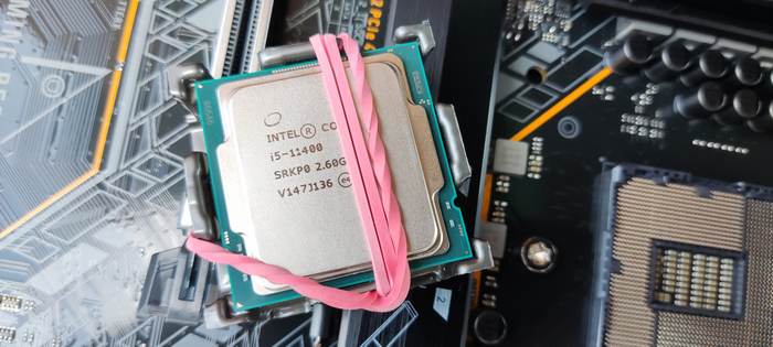 Процессор Intel 11400 приобрели без индекса "F", а значит он обладает встроенным графическим ядром. Такой подход повышает ликвидность процессора при его продаже, ну и для диагностики системного блока встроенное графическое ядро так же удобно