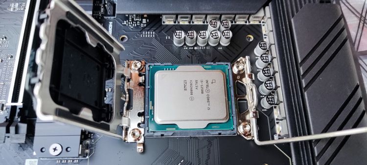 Это наш новенький Intel Core i5-12500 в составе сборки - занимает своё место в сборке