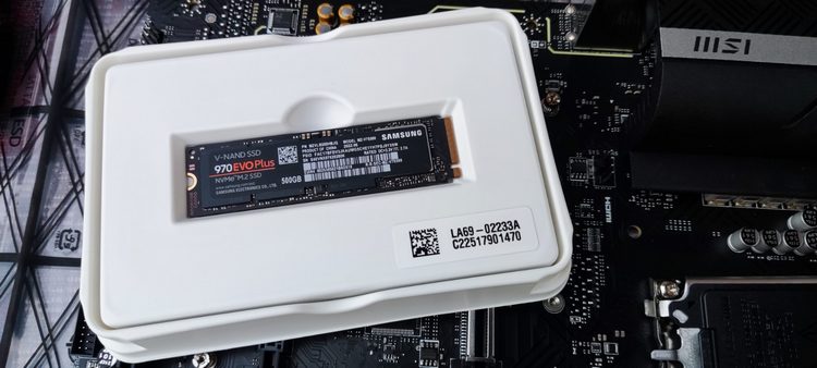 SSD накопитель Samsung 970 EVO Plus MZ-V7S500BW в сборке компьютера для AI