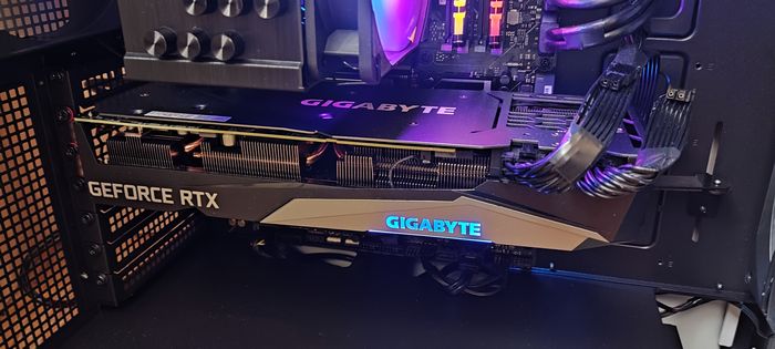 карточка GIGABYTE NVIDIA GeForce RTX 3060Ti в составе сборки. На чипах памяти GDDR6X от Micron