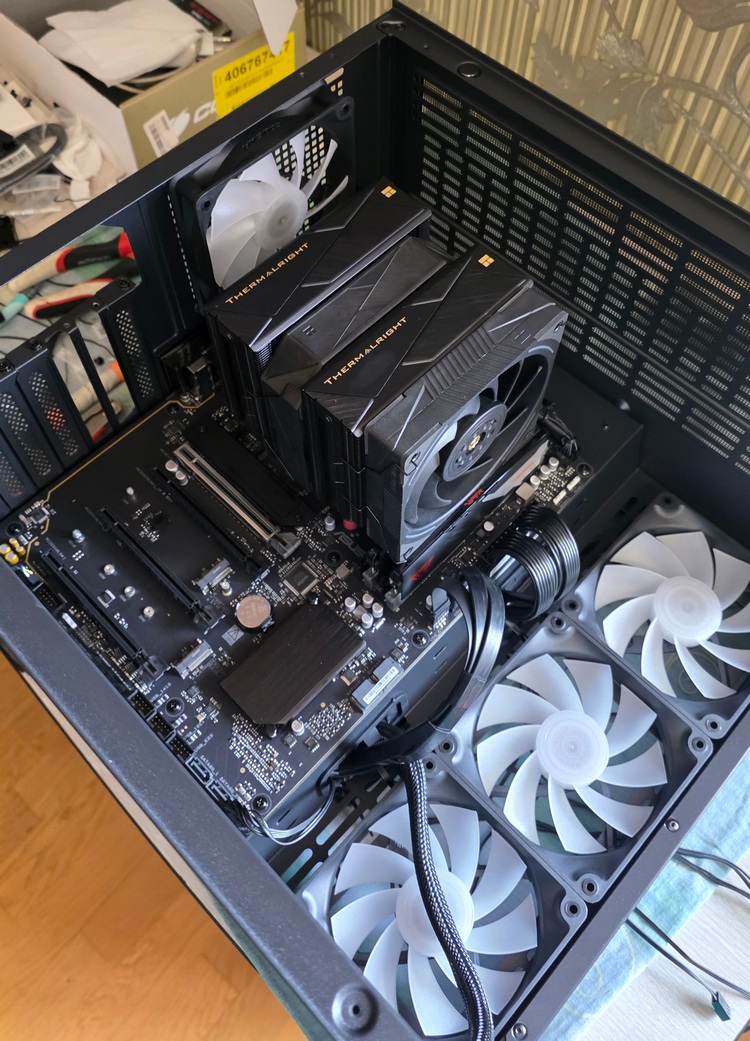 Корпус Cougar FV150 RGB в сборке ПК за 300к. В самом процессе сборки ПК с применение данного корпуса очень удобно то, что снимается не только боковое, но и переднее каленое стекло. Это существенно облегчает доступ к комплектующим и прокладке кабеля в процессе сборки. 