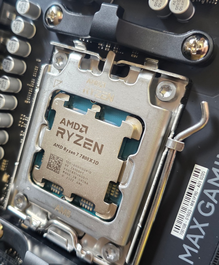 Процессор AMD Ryzen 7 7800X3D OEM в составе сборки компьютера за 300 000 рублей. При выборе этого процессора важно учитывать особенности его устройства - у него малая площадь теплораспределительной крышки и под самой крышкой чип греется неравномерно. Так что с одной стороны процессор имеет не сильно высокое потребление и тепловыделение, но малая площадь теплоотвода все равно требуют применения продвинутой башки охлаждения, которая будет оперативно отводить тепло с малой площади теплораспределительной крышки. Так что кулер в сборку был выбран соответствующий - здоровенных dual-tower