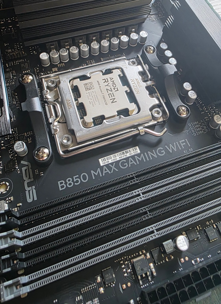 Материнская плата ASUS B850 MAX GAMING WIFI в составе сборки системного блока за 300 000 рублей. Здесь отличное питание процессора, 4 слота памяти, встроенный Wi-Fi