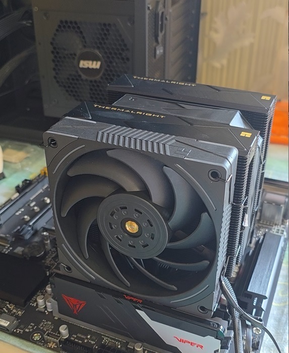 Применение Thermalright Royal Pretor 130 Ultra BLACK для охлаждения процессора AMD Ryzen 7 7800X3D. В составе две башки и два вентилятора, отличная полировка поверхности соприкосновения. На вентиляторах - хорошие подшипники за ресурс которых переживать не приходится. 