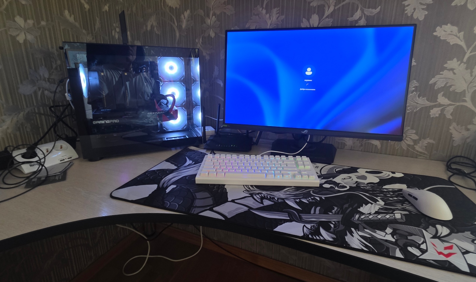 Готовый системный блок за 300к рублей. И рядом с ним монитор от Asus.