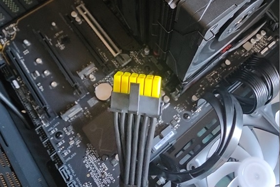 Штекер 12HWpwr блока питания MSI MAG A850GL PCIE5 черный. С разъемом такого цвета легко понять воткнул ты штекер до конца или ещё нет. Молодцы. Такая простая и такая полезная придумка. Защита от дурака можно сказать.